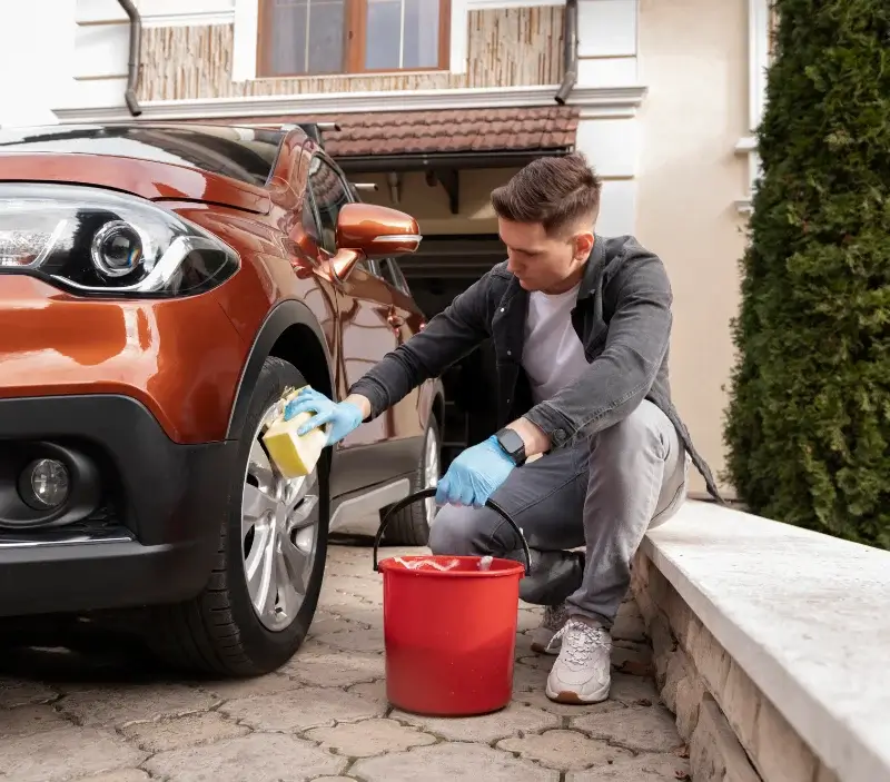 Lavage auto à domicile Saint-Évarzec : professionnel intervenant sur un véhicule